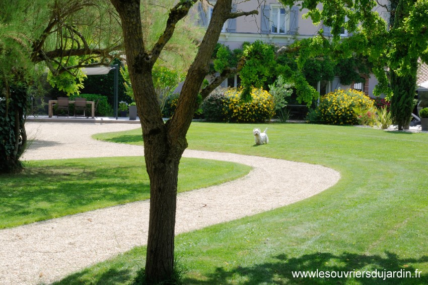 Jardins au printemps Nettoyage des allées et Tonte de pelouse