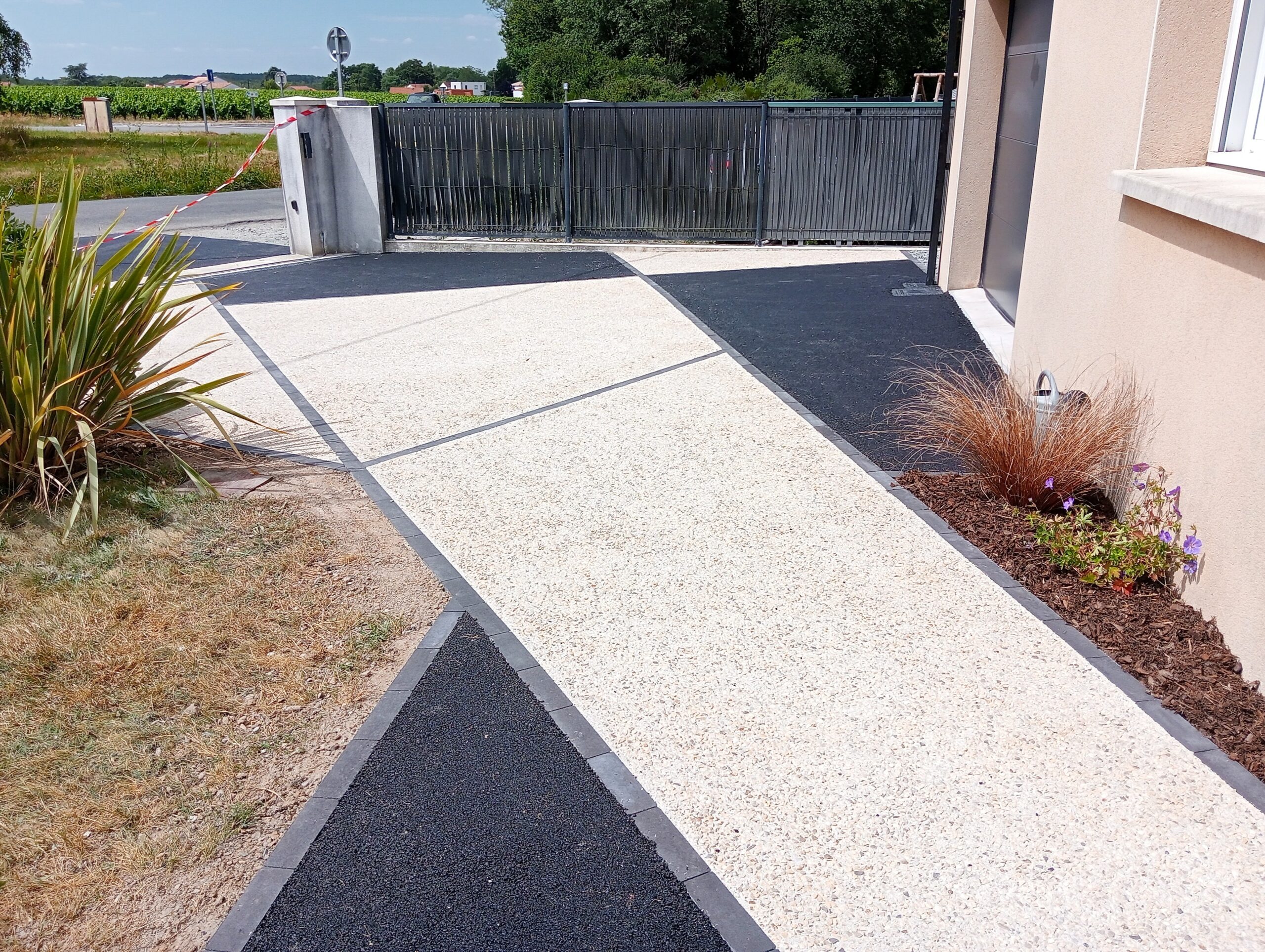 Aménagement d'un accès avant, en béton décoratif et enrobé