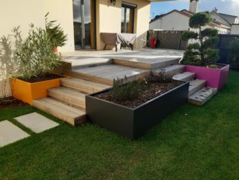 Terrasse bois surélevée, Jardinières végétalisées colorées, Panneau décor alu RAL7016