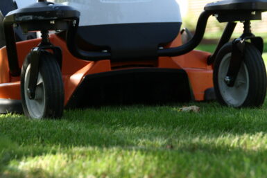 Tonte avec tondeuse stihl {{brizy_dc_image_alt imageSrc=