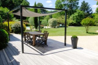 Jardins au printemps Terrasse bois padouk et pergola